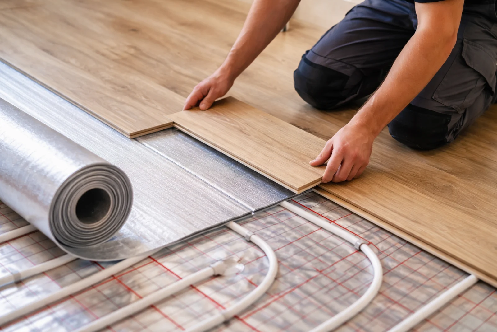 Montaż paneli podłogowych na podkładzie nad ogrzewaniem podłogowym