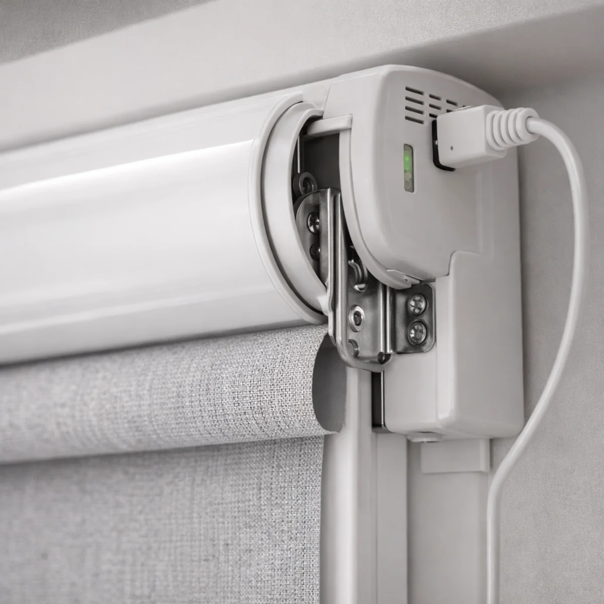 Zbliżenie na mechanizm rolety smart bez przewodów, kaseta i mocowanie z silnikiem rolety