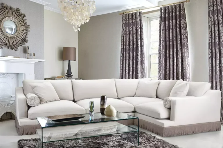 Jasny narożnik z frędzlami w eleganckim salonie w stylu kolonialnym