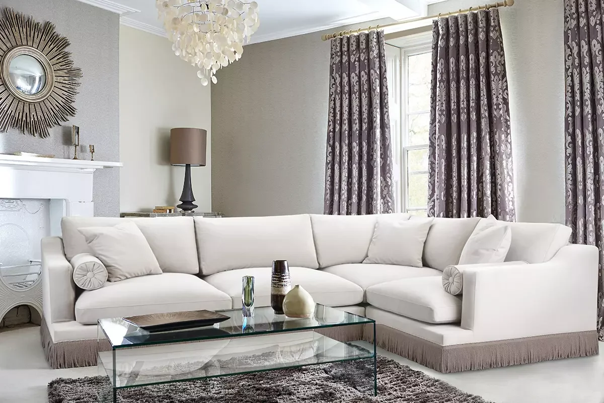 Jasny narożnik z frędzlami w eleganckim salonie w stylu kolonialnym