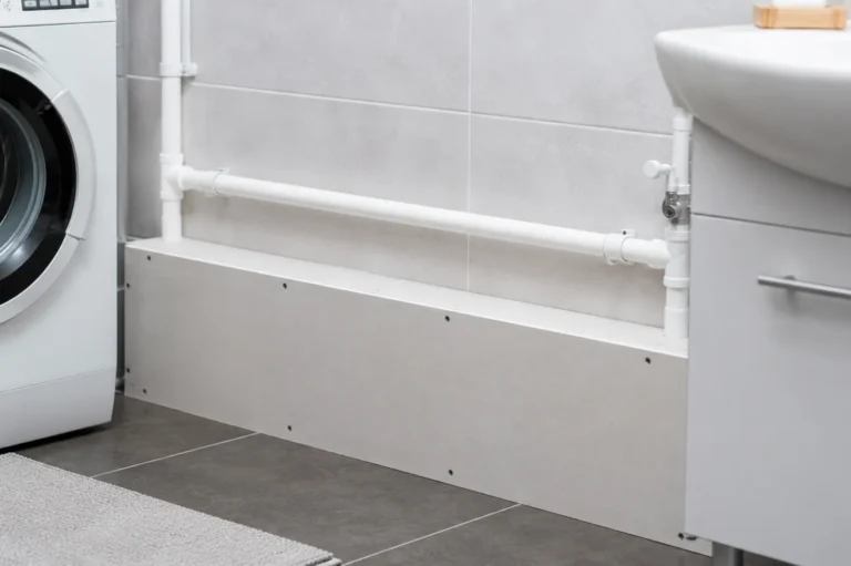 Zabudowa rur w łazience bez kucia przy pralce i szafce pod umywalką