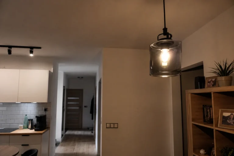 Światło mruga w domu w nowoczesnym wnętrzu z lampą wiszącą i oświetleniem kuchennym