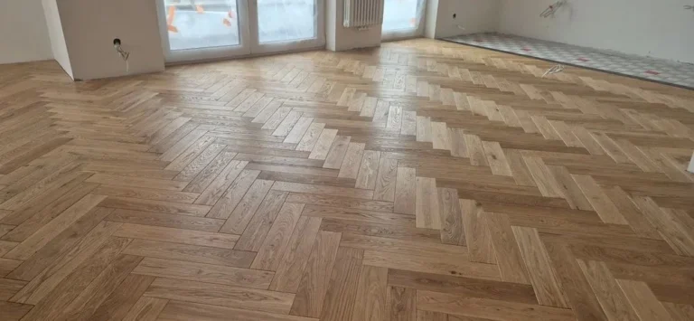 Podłoga dębowa ułożona w jodełkę w nowoczesnym wnętrzu